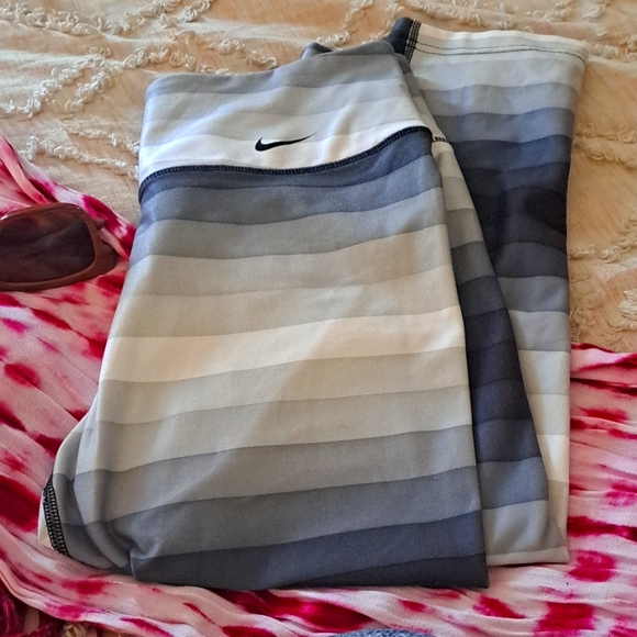 NIKE DRIFIT SIZE SMALL CARPI YOGA PANTS - Picture 1 of 1